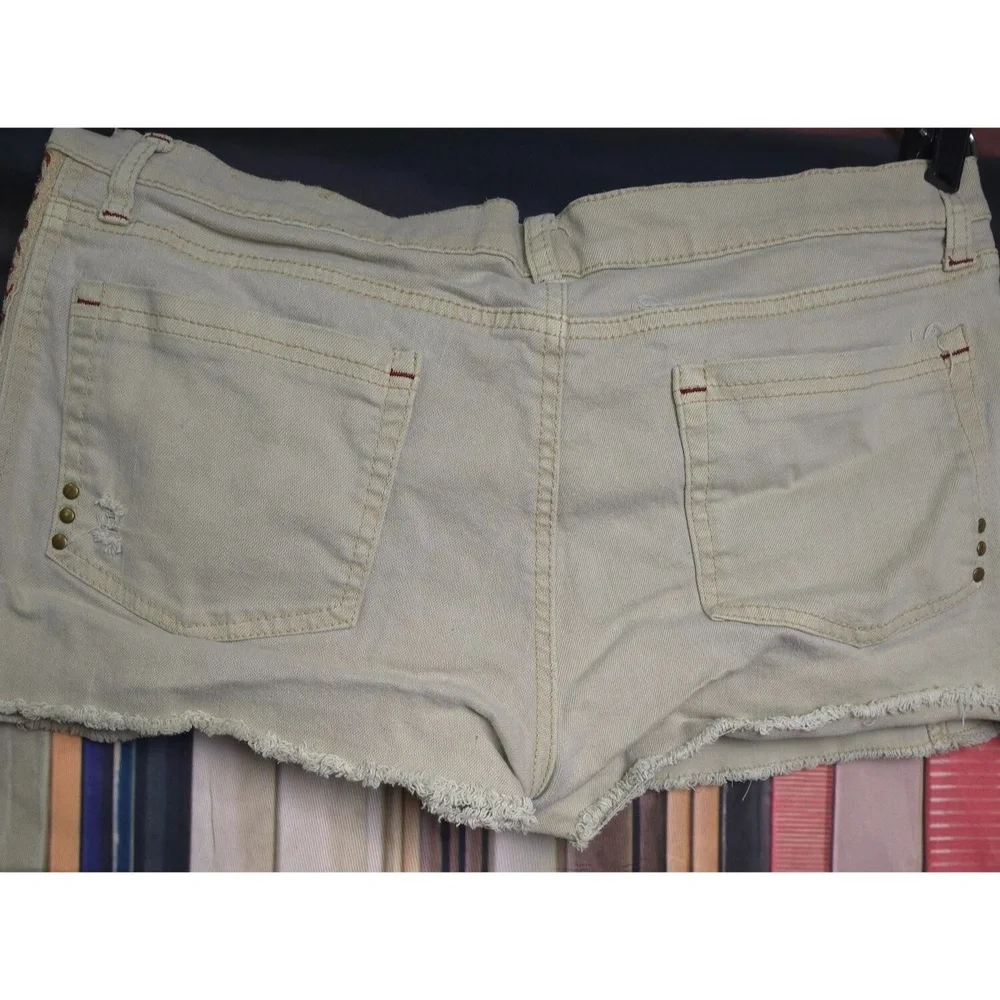 Mudd Womens Size 15 Tan Distressed Frayed Hem Embroidered Shorts Boho